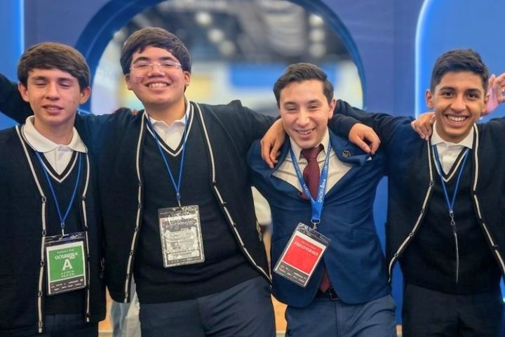 Alumnos de Secundaria con uniforme de gala en el AMCO Summit