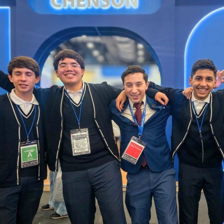 Alumnos de Secundaria con uniforme de gala en el AMCO Summit