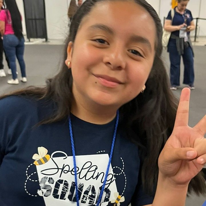 Alumna del equipo de Spelling Bee en el AMCO Summit