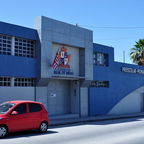 Fachada y entrada del Colegio Real de Minas sobre Av. Lázaro Cárdenas