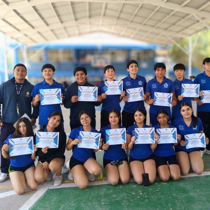 Equipo de handball de Secundaria con sus reconocimientos de primer lugar