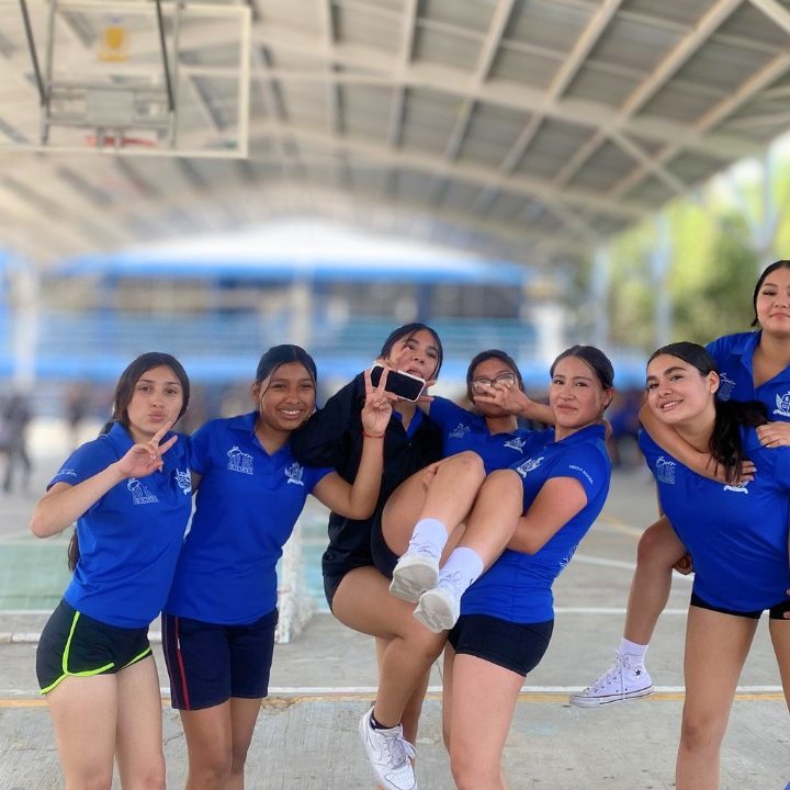 Alumnas de Secundaria celebran el primer lugar en handball