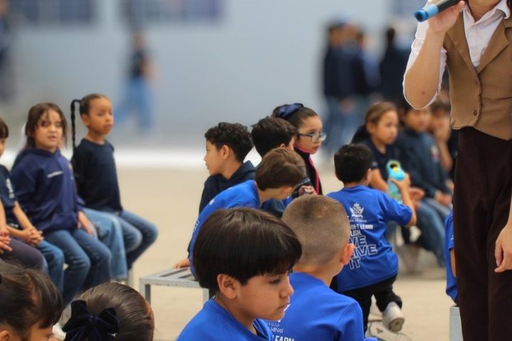 Narración oral en el patio durante la jornada de fomento a la lectura