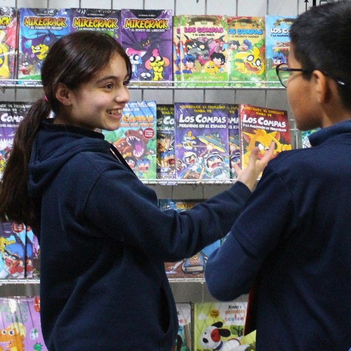 Alumnos eligen libros en la feria de lectura del colegio