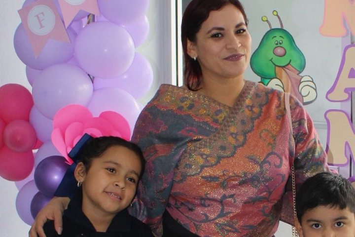 Alumnos de Primaria con sus mamás frente al arco de globos
