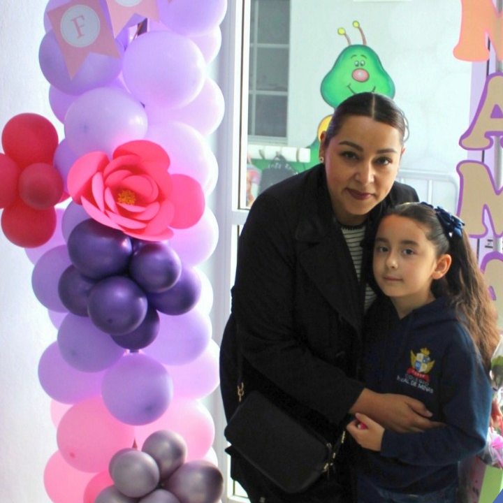 Alumna de Primaria con su mamá en el festejo