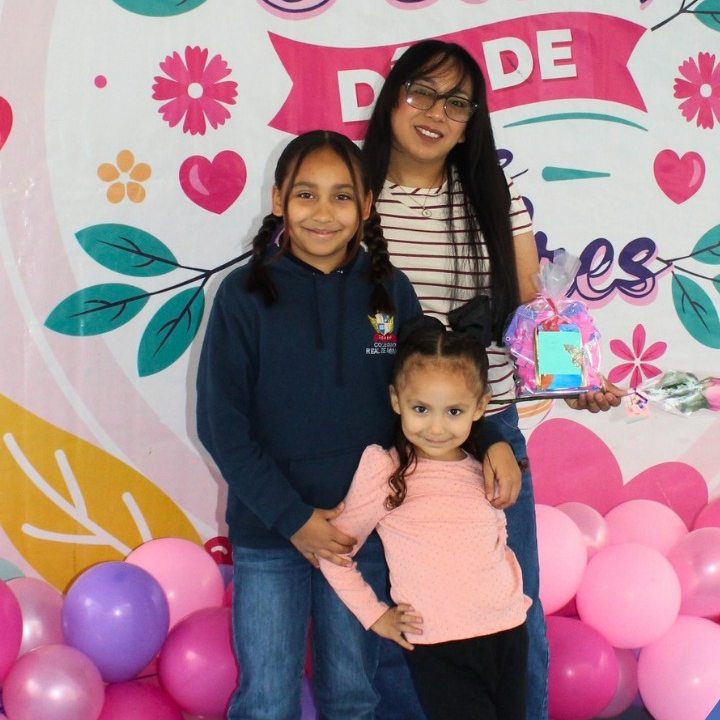 Hermanos con su mamá en el Día de las Madres