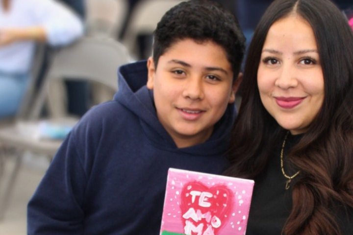 Alumno de Secundaria con su mamá en el festejo del Día de las Madres