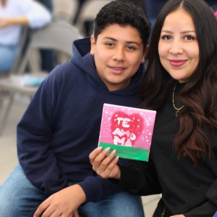 Alumno de Secundaria con su mamá en el festejo del Día de las Madres