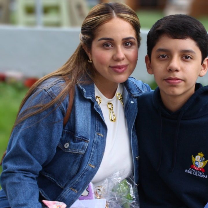 Mamá y alumno de Secundaria en el patio del colegio