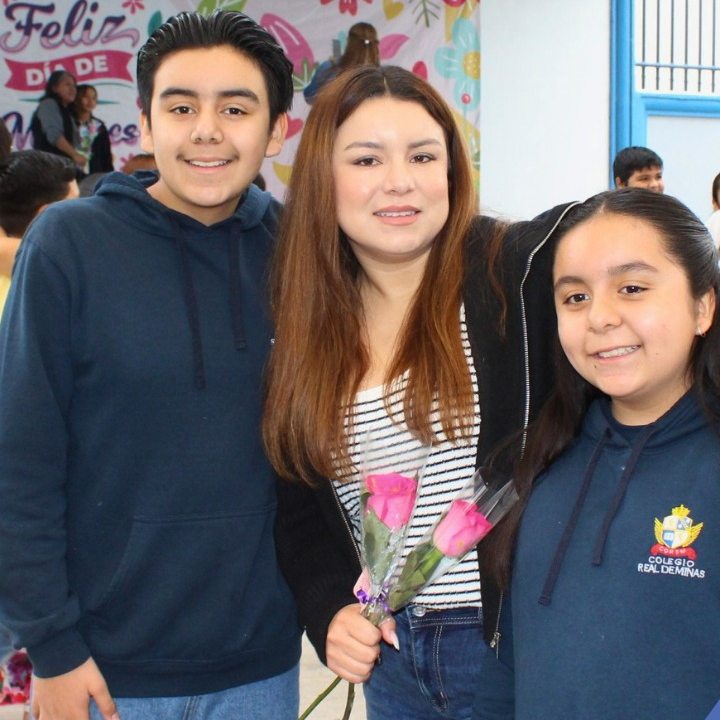 Alumnos de Secundaria entregan flores a sus mamás