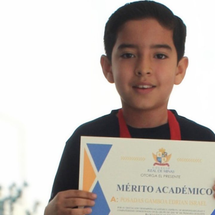 Alumno de Primaria con su reconocimiento al mérito académico