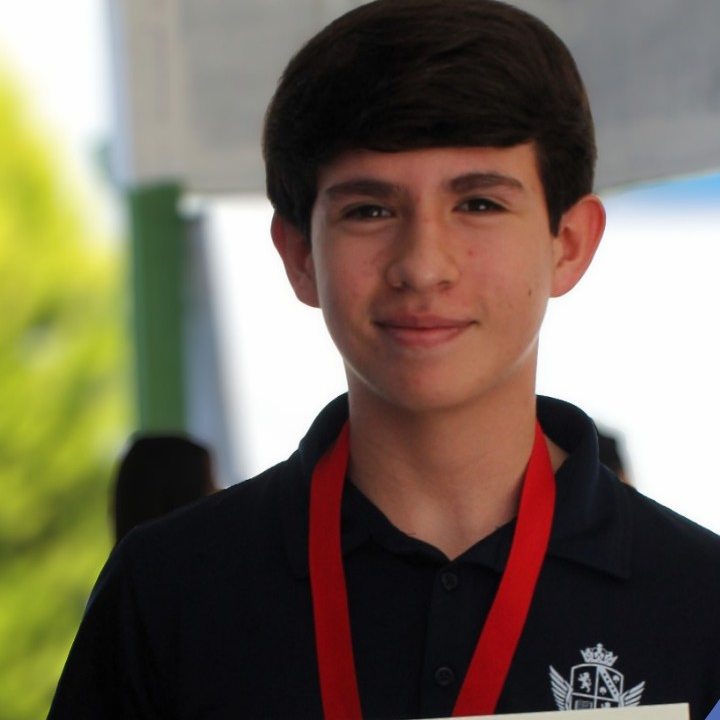 Alumno de Secundaria con medalla al mérito académico
