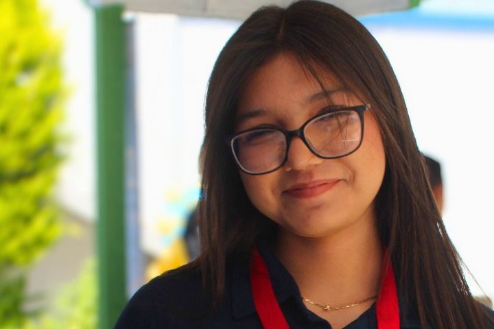 Alumna de Secundaria con reconocimiento y medalla