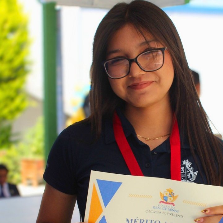 Alumna de Secundaria con reconocimiento y medalla