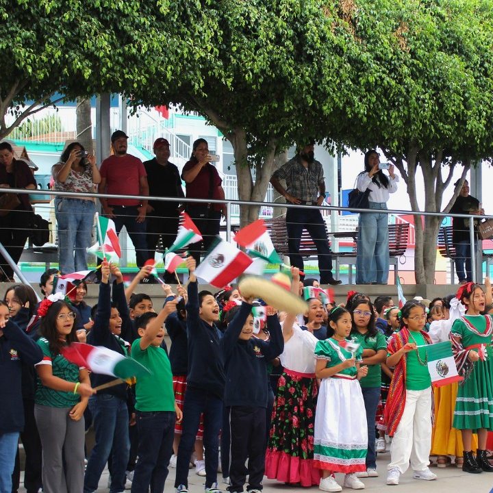 Asamblea cívica del 15 de septiembre en el patio del colegio