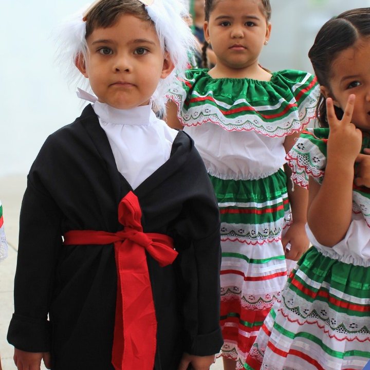 Alumnos de Preescolar con trajes típicos en la Fiesta Nacional