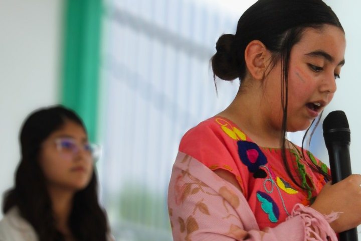 Alumna declama durante la asamblea del 15 de septiembre