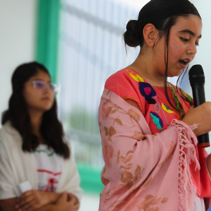 Alumna declama durante la asamblea del 15 de septiembre