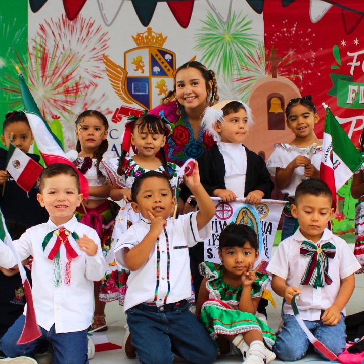 Grupo de Preescolar en el escenario de Felices Fiestas Patrias