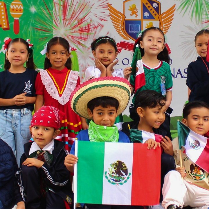 Alumnos de Preescolar con la bandera de México