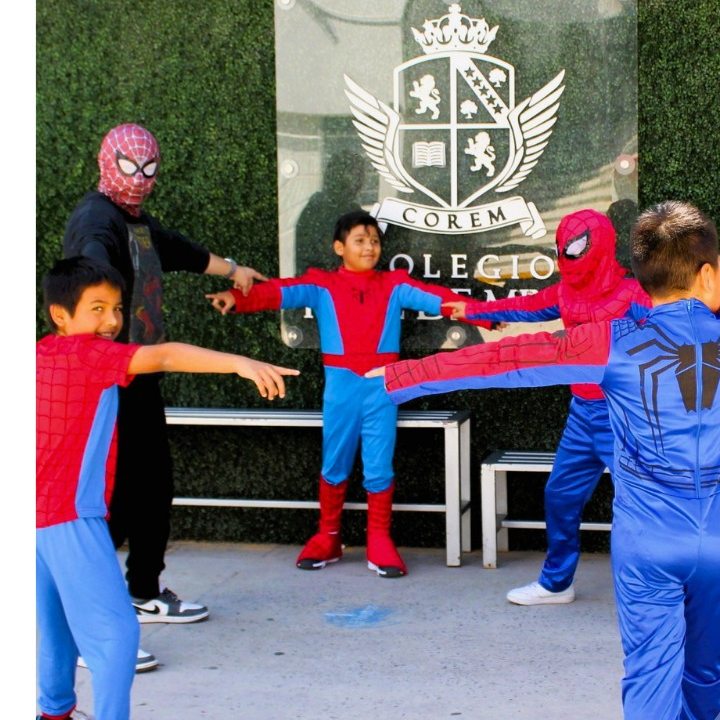 Día de personajes en la entrada del colegio durante la Semana del Niño