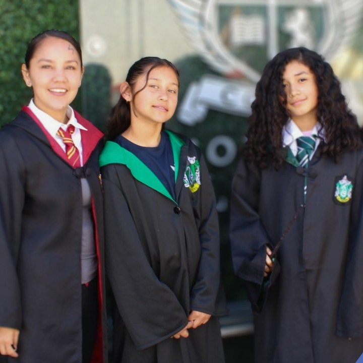 Alumnas disfrazadas para el Día de personajes