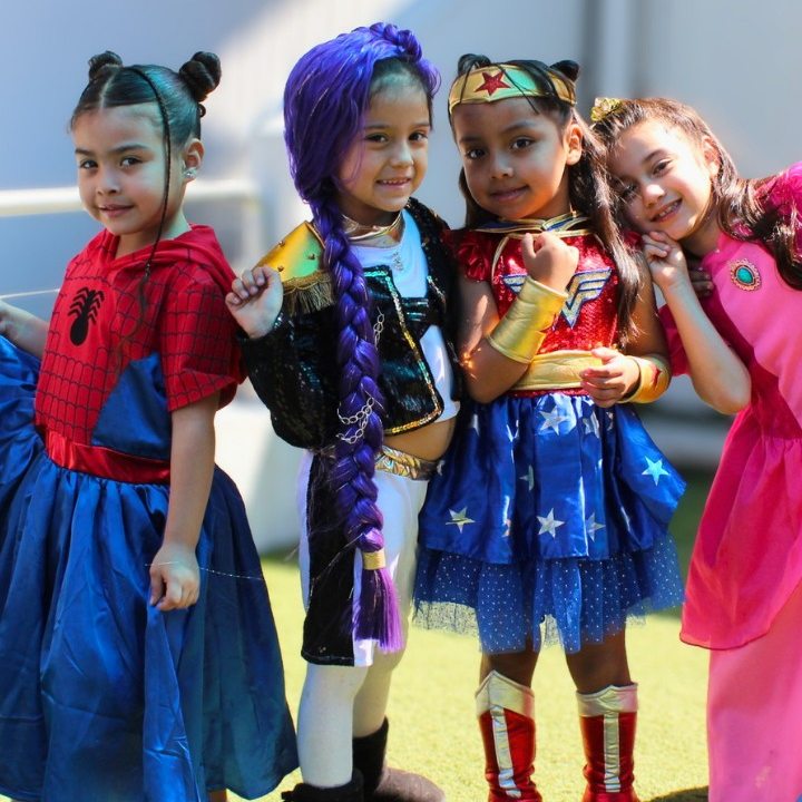 Grupo de Primaria en el Día de personajes