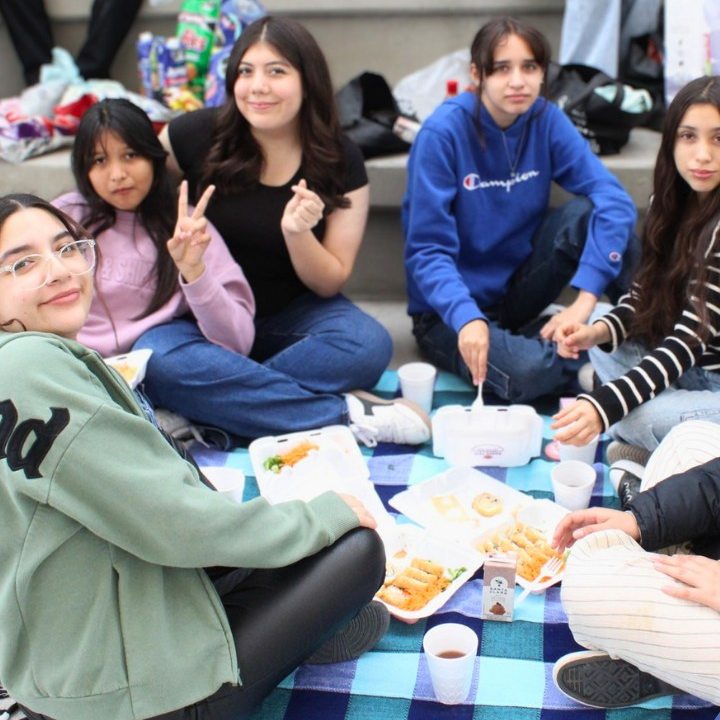 Alumnas comparten snacks en el picnic de la Semana del Estudiante