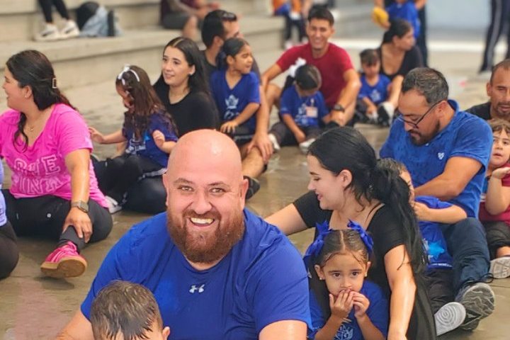 Maestro con alumnos de Primaria en el patio