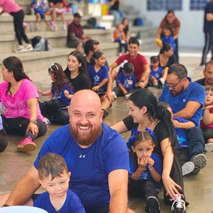 Maestro con alumnos de Primaria en el patio