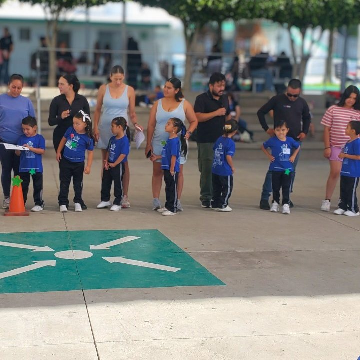 Alumnos formados en el patio en la primera semana de clases