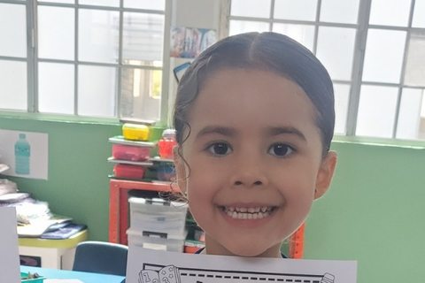 Alumna de Preescolar con su dibujo del primer día de clases